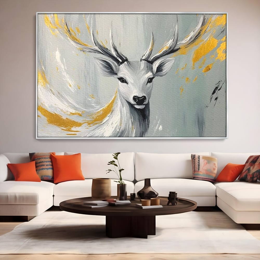 Tablou canvas cu pictura cu portret de cerb si detalii aurii, in rama de aluminiu argintiu, pe perete intr-un living